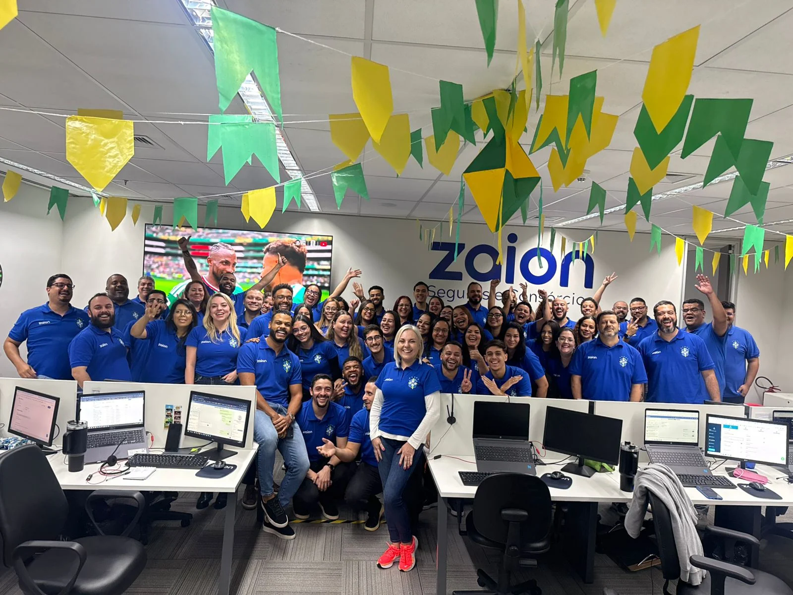 Equipe Zaion Seguros e Consórcios reunida no escritório de São Paulo